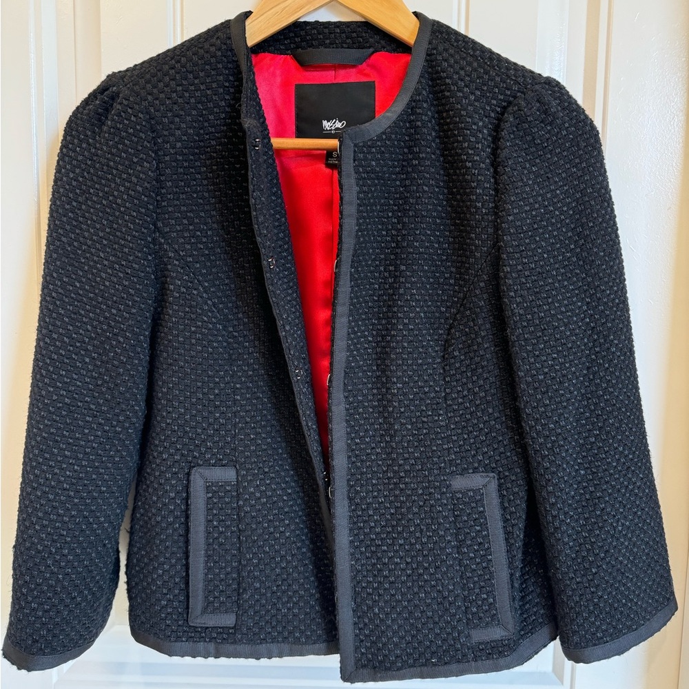 Crop texture black blazer with pockets!